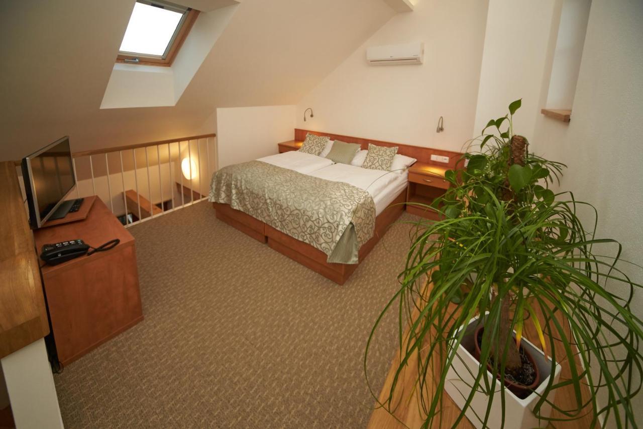 Hotel Bily Jednorozec Třeboň Eksteriør bilde